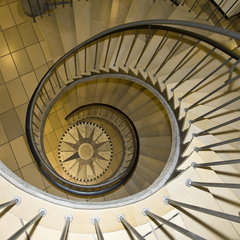 Kompass und Treppe im BSH in Hamburg