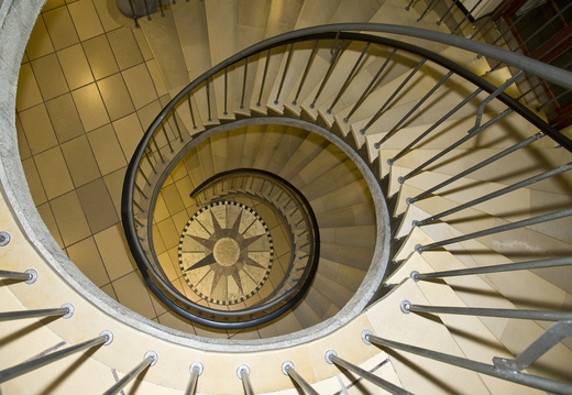 Kompass und Treppe im BSH in Hamburg