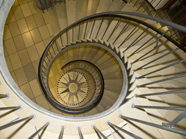 Kompass und Treppe im BSH in Hamburg