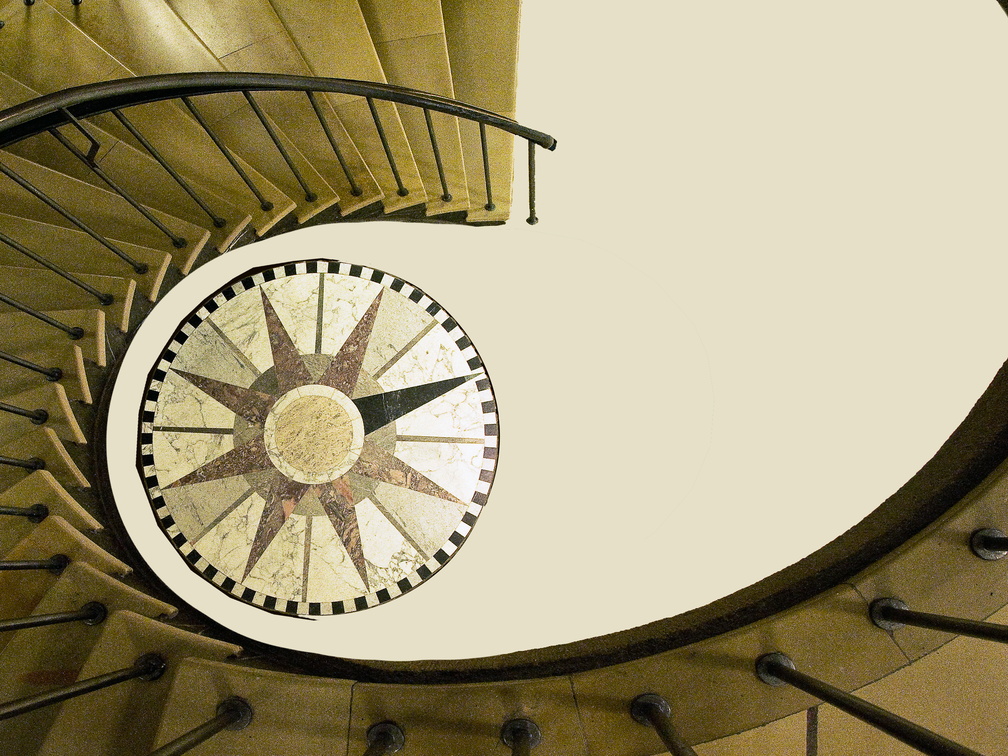 Kompass und Treppe im BSH in Hamburg