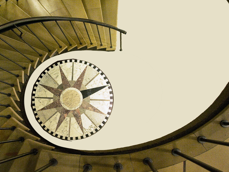Kompass und Treppe im BSH in Hamburg
