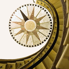 Kompass und Treppe im BSH in Hamburg