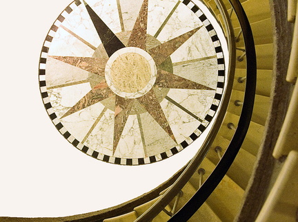 Kompass und Treppe im BSH in Hamburg