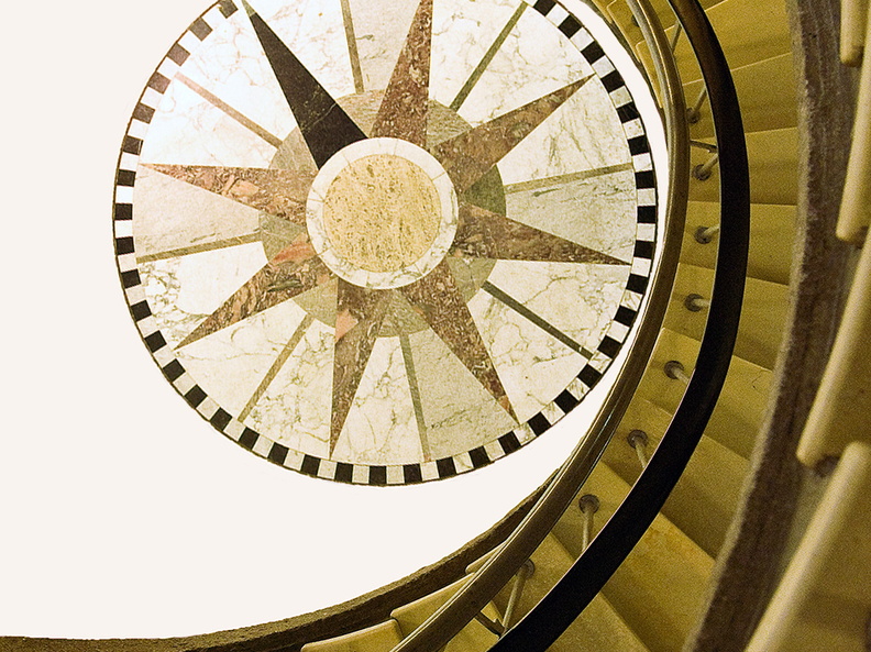 Kompass und Treppe im BSH in Hamburg