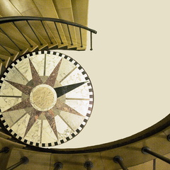 Kompass und Treppe im BSH in Hamburg