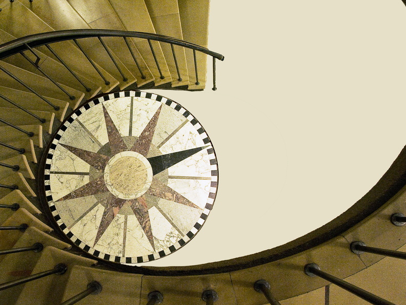 Kompass und Treppe im BSH in Hamburg