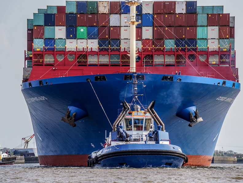 Schlepper vorm Containerschiff