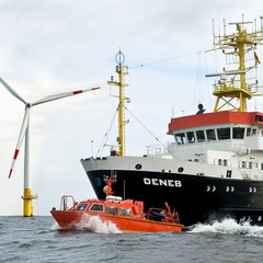 Deneb mit Vermessungsboot im Windpark