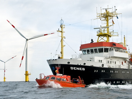 Deneb mit Vermessungsboot im Windpark