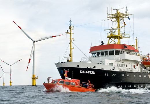 Deneb mit Vermessungsboot im Windpark